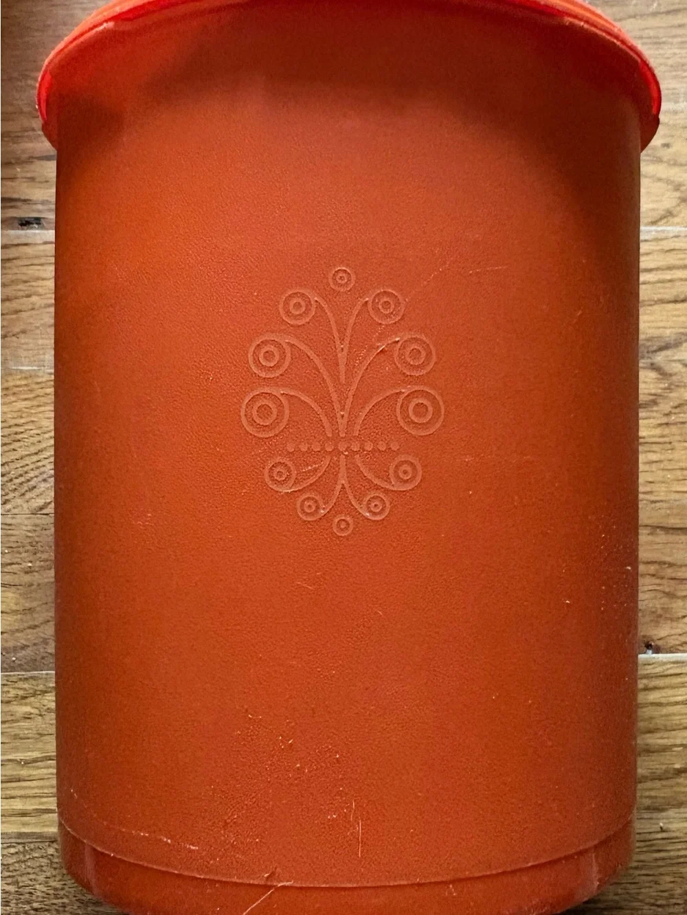 Tupperware Servalier canisters, Set of 4 (top to one is broken), Orange